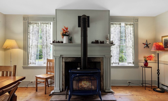 Great Barrington House | Berkshires Family Inn – For Getaways & Big Groups! Walkable to Butternut!