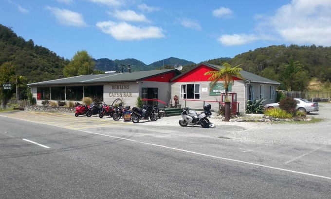 Buller District Hostel | Berlins cafe, bar and backpackers