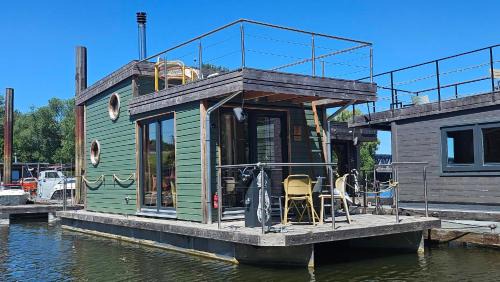 Neuland Boat Rental | Besonderer Urlaub auf Hausboot TYSTNADEN