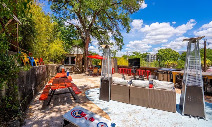 Barton Heights House | Best ATX Location + Patio w 65"TV & Cowboy Pooln