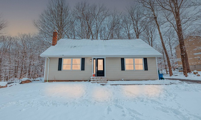 Tobyhanna House | 🍂Best Big lot🍂.PRiv. hot tub,king suite, g.room, fire p.Pool t.
