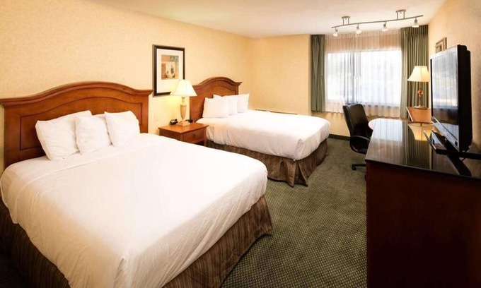Wenatchee Hotel | Best Choice! 3 Spacious Units, With Outdoor Pool and Free Parking!