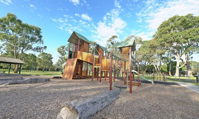 Endeavour Hills House | Best Location Entire House Huge parkland doorstep