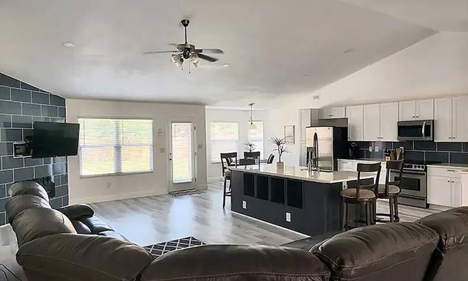 Northwest Pensacola House | Best of Both - A Tranquil Escape right off the Hwy