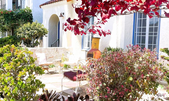 Belmont Shore House | Best of The Shore, Sleeps 4. Short walk to the beach, dining & shopping.