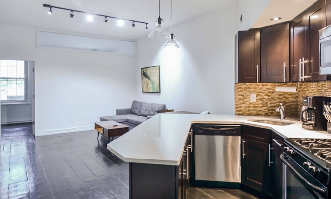 Old City Apartment | ☆ BEST VALUE 2BR CONTEMPORARY & MINIMALIST ☆