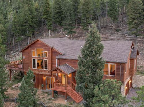 Evergreen House | BEST VIEWS! Luxury Mountain Home - Saltwater HotTub, Firepit, BBQ- Close to Trails, Red Rocks
