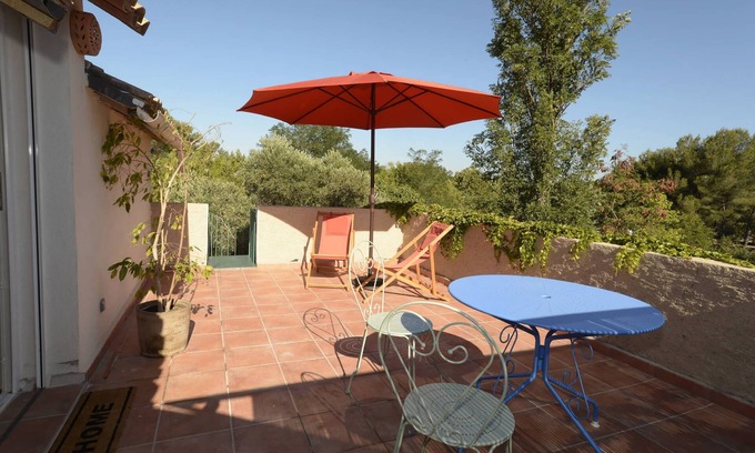 Saint-Mitre-les-Remparts Apartment | Between Alpilles and Cote Bleue apartment in a charming farmhouse with pool