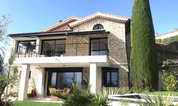 Mougins Apartment | Between CANNES and GRASSE In the heart of MOUGINS garden level 3 rooms swimming pool