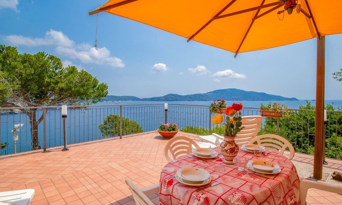 Lacona Villa | Between dreams and stars, Villa Capo Stella stands majestically on the cliff and is embraced by the
