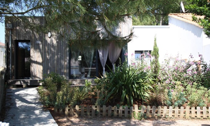 La Tranche-sur-Mer House | Between dunes and forest 200 meters from the beach in a private residence.