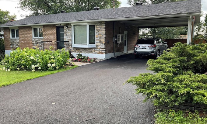 St. Jerome House | Between Montreal and Tremblant, complete home close to 3 services.