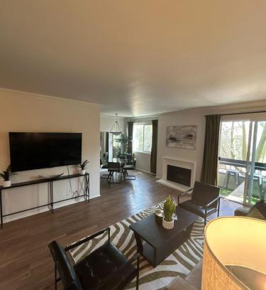Beverly Grove Apartment | Beverly Hills Midle City 1 br Apt with Parking 202