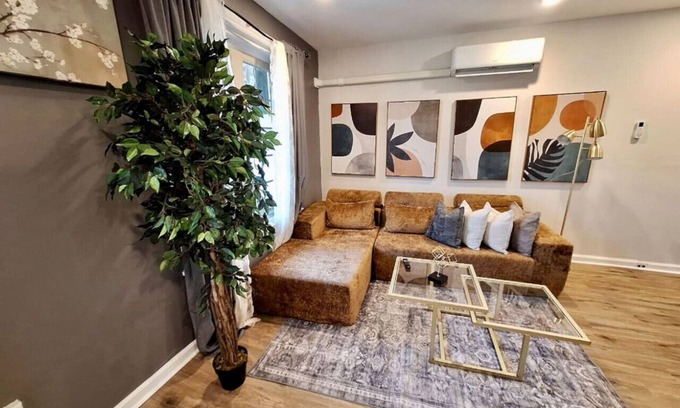 South Philadelphia West Apartment | Bi-Level 3 BR plus Finished Basement | Sleeps 12