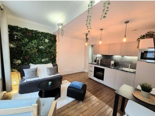 Dreux Apartment | Bienvenue dans la Jungle