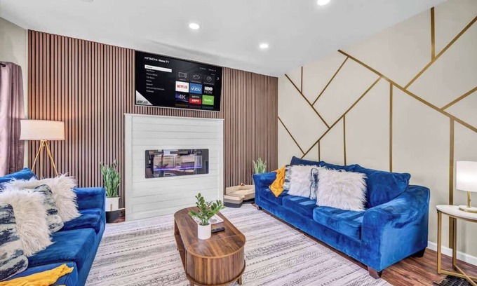 Edgewater Hill House | BIG 4BR House | 7 Mins Downtown | Foosball + Games