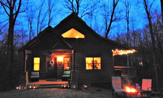 Sautee Nacoochee Cabin | BIG AUGUST SPECIAL, KING, HOT TUB, POOLTABLE, DOGS OK, 4 TVs, WIFI, DECK, GRILL