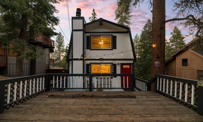 Big Bear Lake Cabin | Big Bear Lake, Hot Tub, Walk to Ski Slopes, Fire Pit, Fireplace, Golf Course Zoo