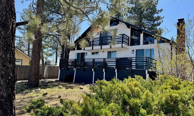 Patton Cabin | Big Bear Lake View - Modern, 7 Min Walk Lake & Village, Deck, Barbecue