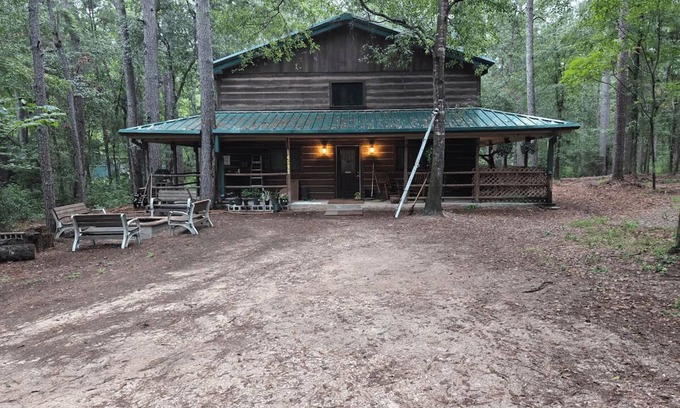 Navasota Cabin | Big Beautiful Cabin amongst Towering Pines