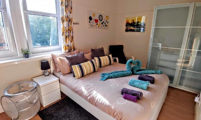 Craigleith House | Big Bedroom Close To City Center with Breakfast Included