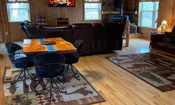 Curtis Township House | Big Buck Lodge 🦌- Insta-worthy, 360 Scenic Views & Pet Friendly 🐾!
