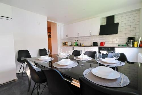 Goteborg Municipality Villa | Big house for workers & Family with free parking