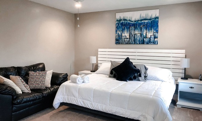 Mingoville House | Big house +hot tub+patio+Wi-Fi+TV