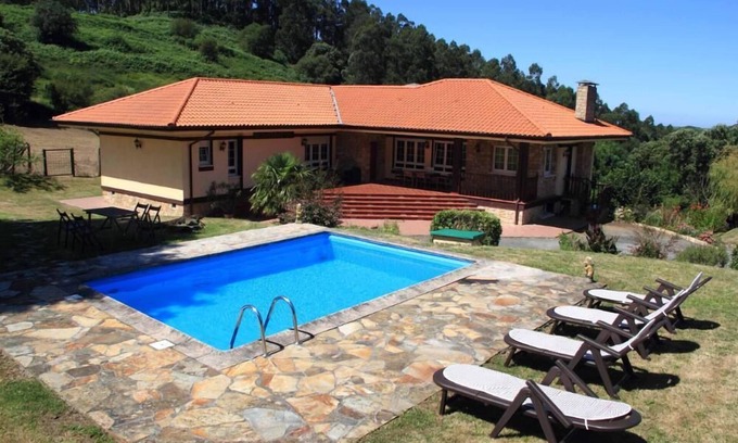 Berango House | big house on a plot of 5000m2, 4 km from the beach for 16-18 people