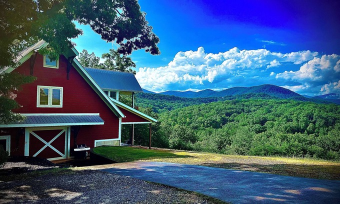 Dahlonega Cabin | Big Mountain Views, Minutes to Wineries, Hot Tub