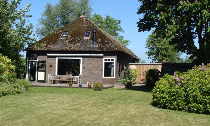 Nieuwkoop House | Big old farm with a thatched roof, private garden ending in a peaceful lake