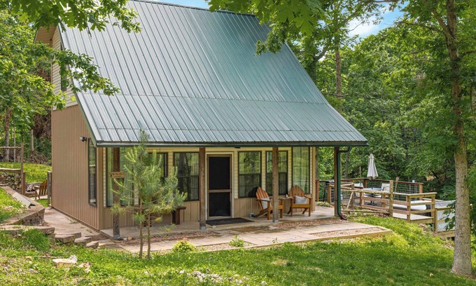 Rogers Cottage | Big Pine Holler -1 mi to Beaver Lake-Cabin-Hot Tub