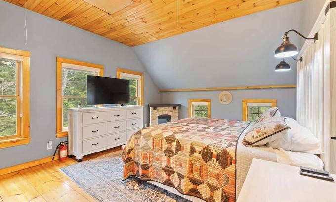 Elkins Apartment | “Big Red” @ New London/Sunapee - Overflow Unit