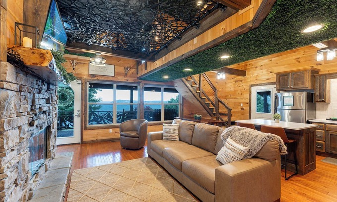 South Pittsburg Cabin | Big Time Hill Cabin with an indoor pool, hot tub, & great views!