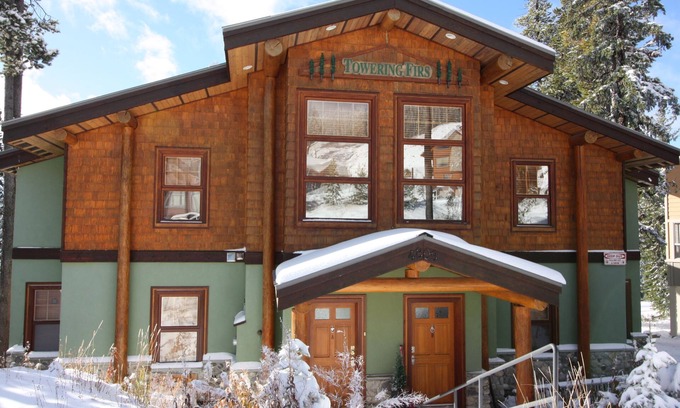 Snow Pine Estates Ski Chalet | Big White Snow Pines Chalet - Pet Friendly Sleeps up to 10, Private Hot Tub!!!