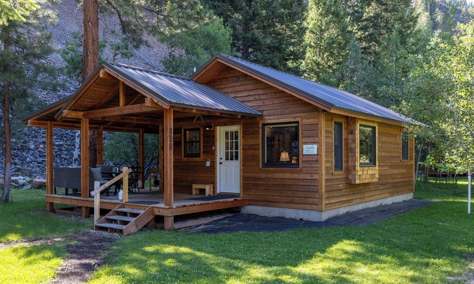 Granite County Cabin | Bighorn Cabin #2 - Have breakfast with Bighorn Sheep!