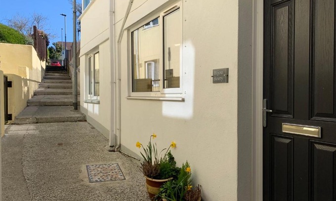 Bere Alston Apartment | Bijou Beery, beautiful garden flat in village location