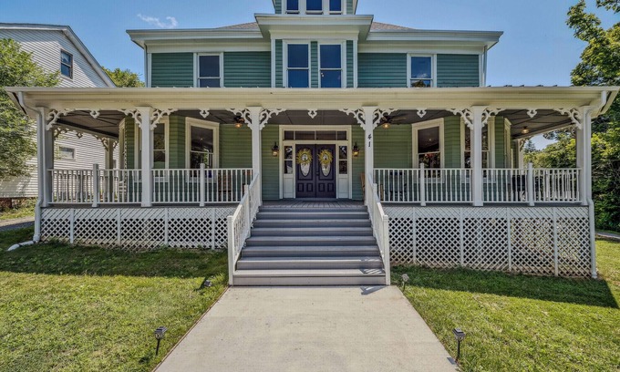Berkeley Springs Bed & Breakfast | Bird Nest Suite In Town!- Inside the Grand Castalian Inn B&B