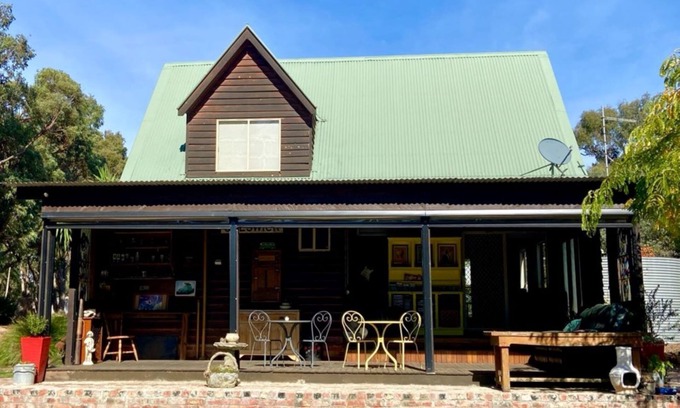 Broomfield Cottage | Birdie and Brad's Broomfield Retreat.