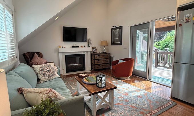 Snohomish Apartment | Birds Nest, Only blocks to downtown Snohomish
