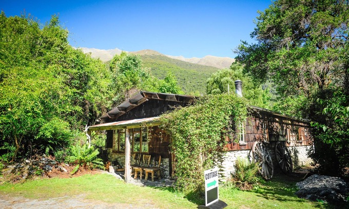 Makarora Cottage | Birdsong Cottage - nestled up against Mt Aspiring National Park with Spa