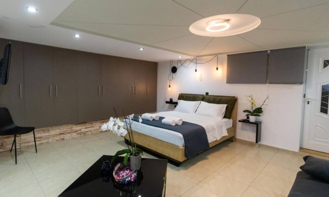 Koum Kapi Apartment | Black suite 1
