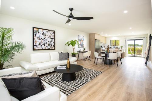 East Naples Apartment | Black Vanilla - Stylish Symphony 3miles Downtown