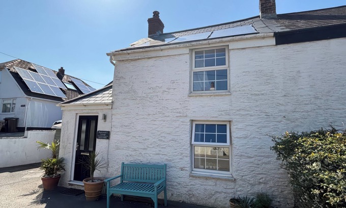 Crantock Cottage | BLACKSMITHS COTTAGE, pet friendly, with open fire in Crantock