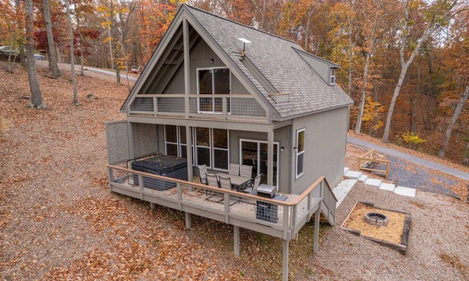 Luray Cabin | Blue Bird, nestled over the Shenandoah River