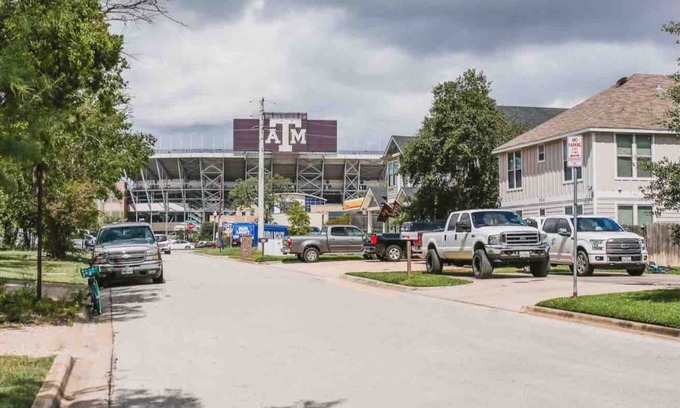 West Park House | Blue Bungalow ~ Walking distance to Kyle Field!