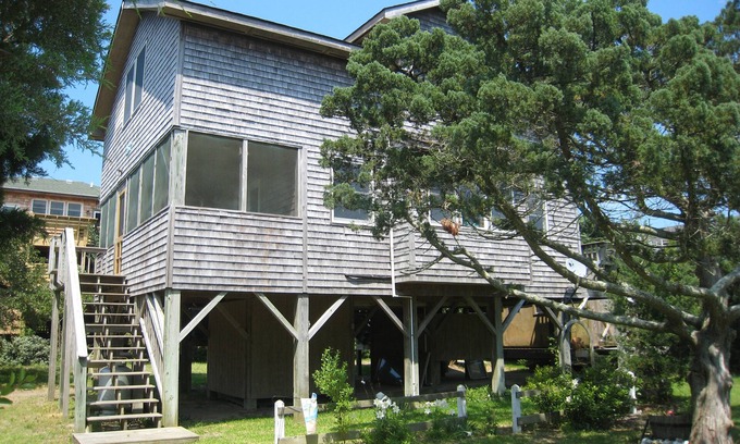 Ocracoke House | Blue Heaven: Secluded, at the end of a quiet lane, lookout deck.