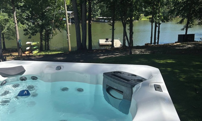 Valley House | Blue Heron Guest House on Lake Harding Hot Tub & Kayaks