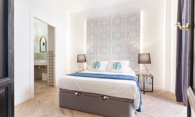 Embajadores Apartment | BLUE MADRID! Up to 10 people!