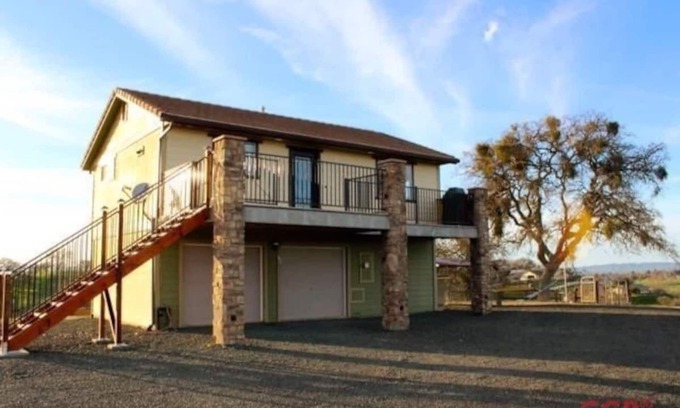 Paso Robles House | Blue Moon Hilltop Getaway: Hot tub/EV charger